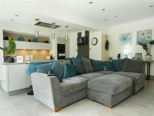 5 bed house for sale