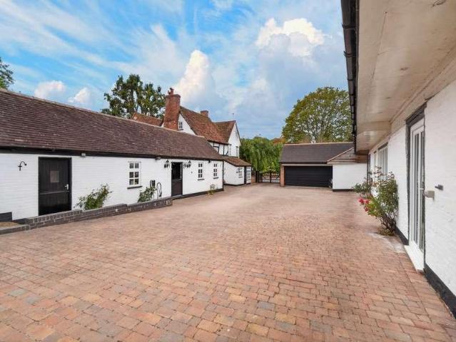 5 bed house for sale