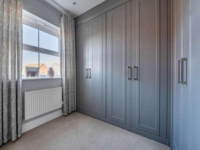 5 bed house for sale