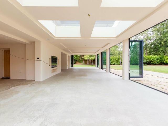 5 bed house for sale