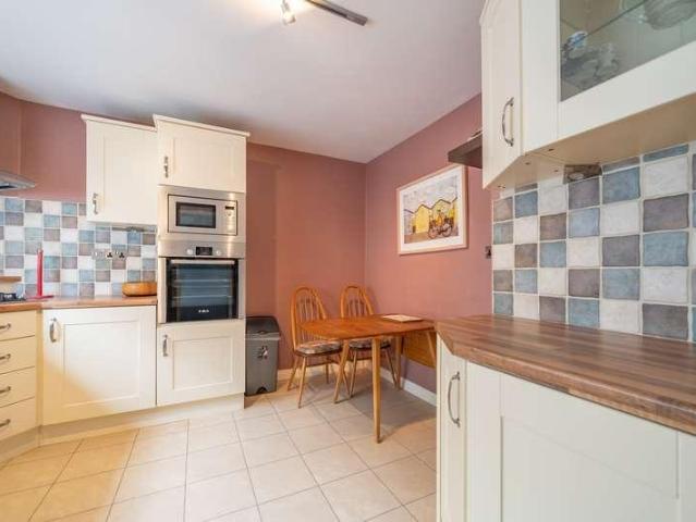 5 bed house for sale