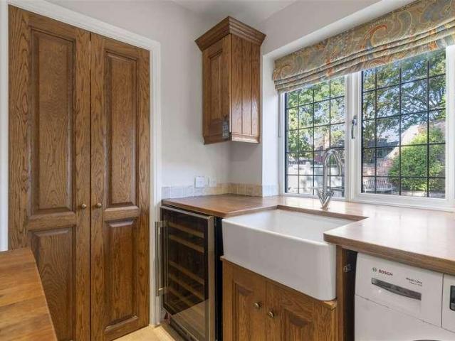 5 bed house for sale