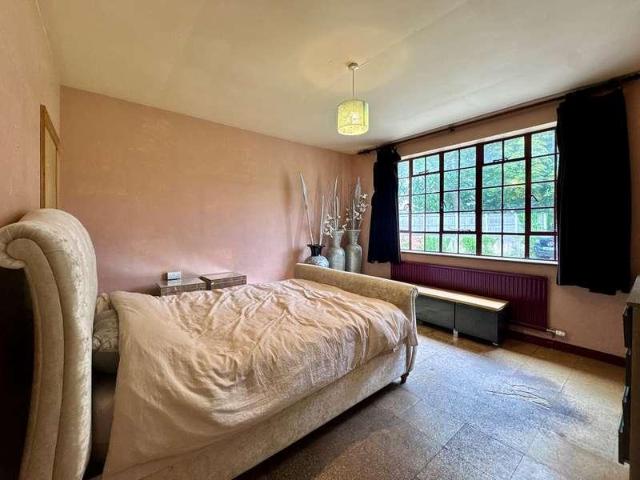 5 bed house for sale