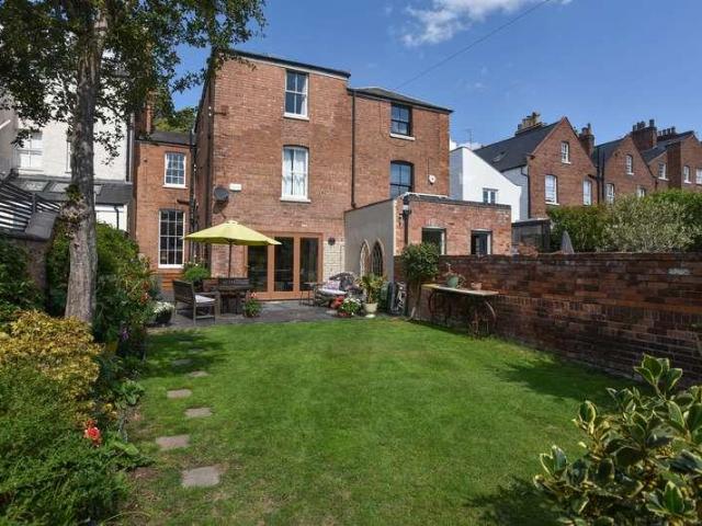 5 bed house for sale