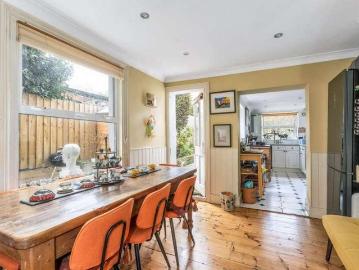 5 bed house for sale