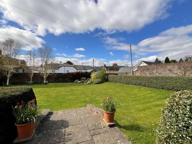 5 bed house for sale