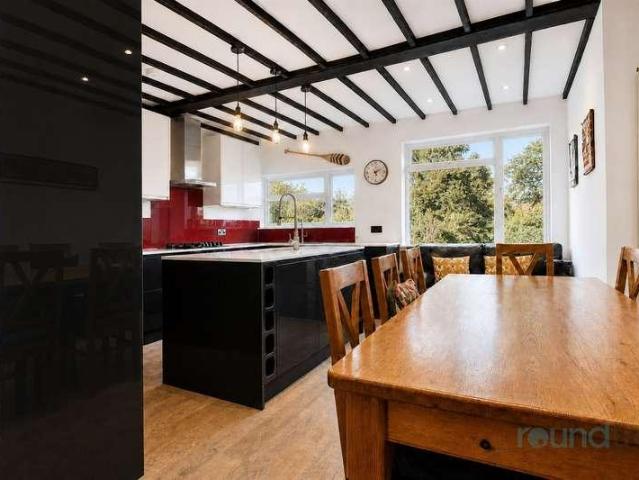 5 bed house for sale