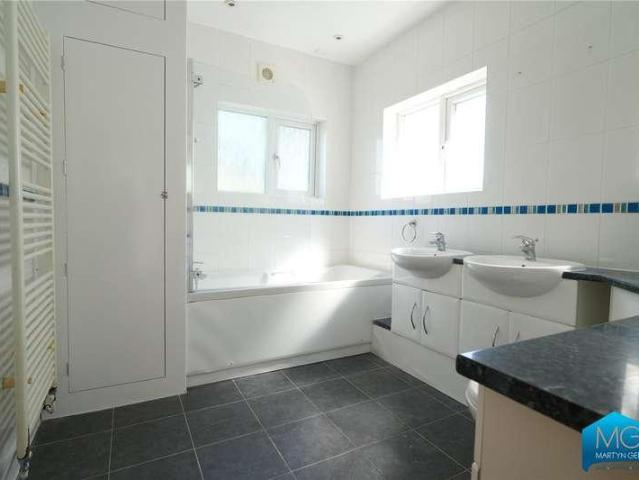 5 bed house for sale