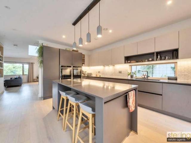 5 bed house for sale