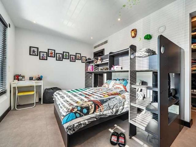 5 bed house for sale
