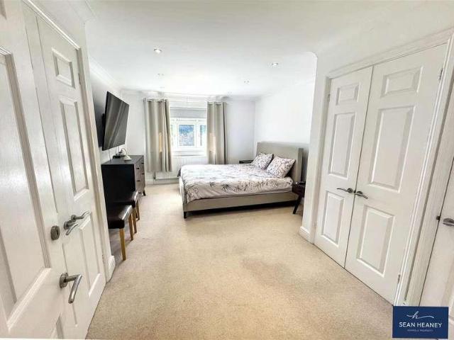5 bed house for sale