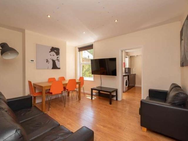 5 bed house for sale