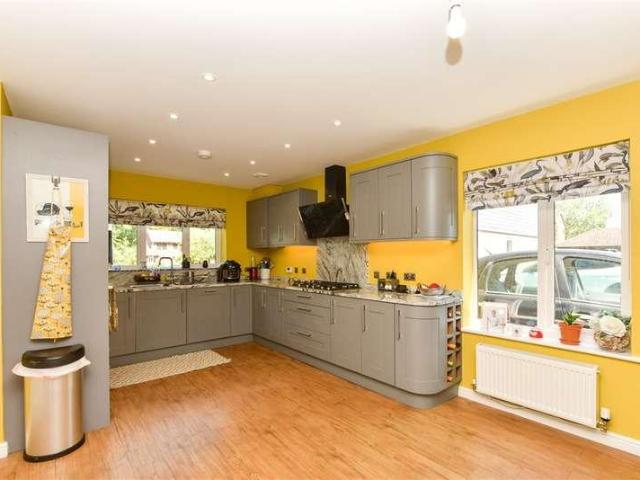 5 bed house for sale