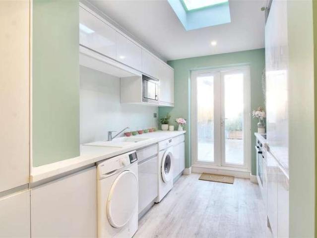 5 bed house for sale