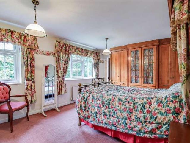 5 bed house for sale