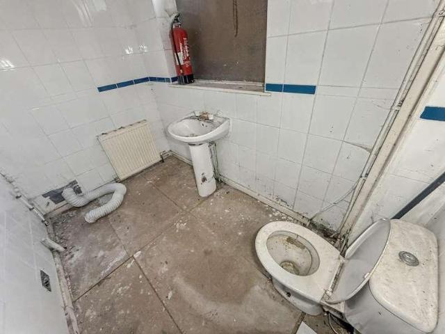 5 bed house for sale