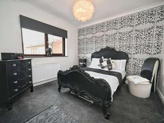 5 bed house for sale