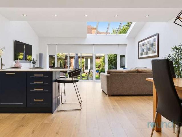 5 bed house for sale