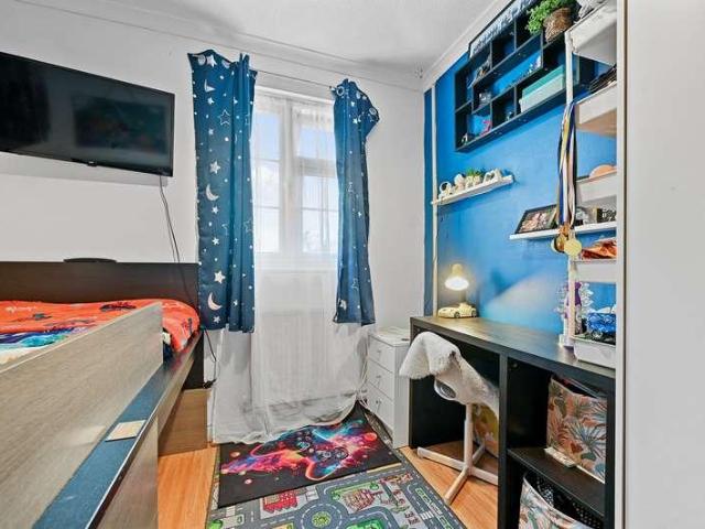 5 bed house for sale