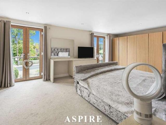 5 bed house for sale