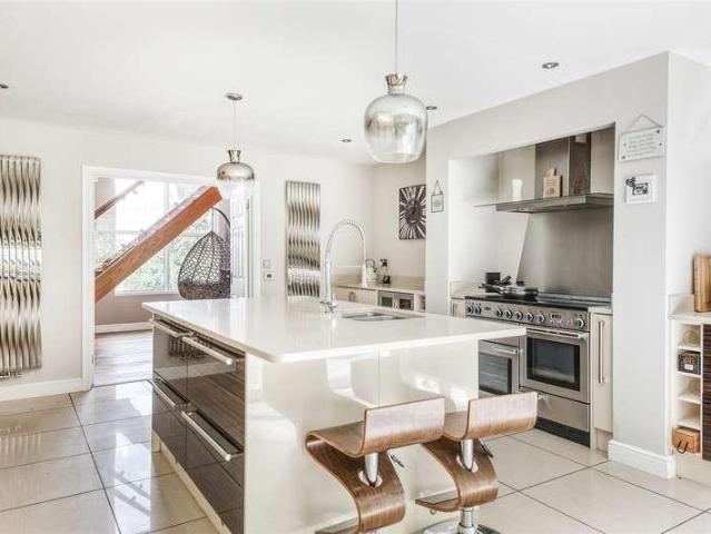 5 bed house for sale