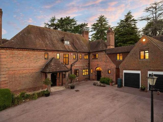 5 bed house for sale