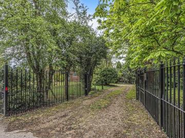 5 bed house for sale