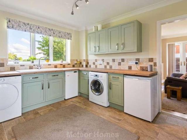 5 bed house for sale