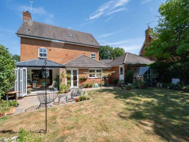 5 bed house for sale