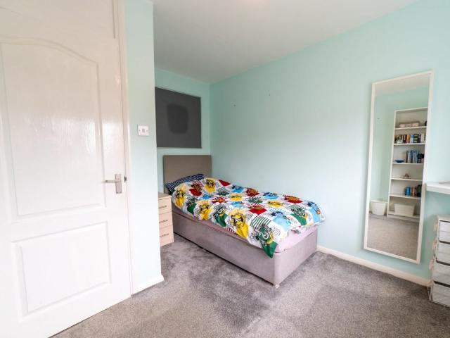 5 bed house for sale