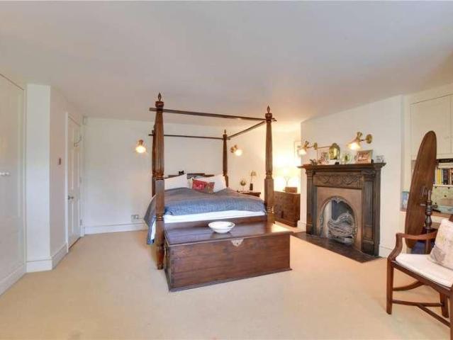 5 bed house for sale