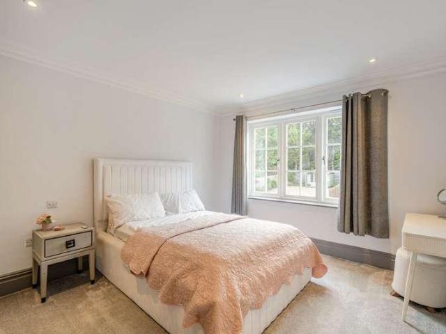 5 bed house for sale