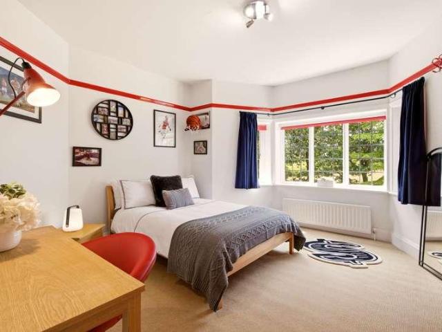5 bed house for sale