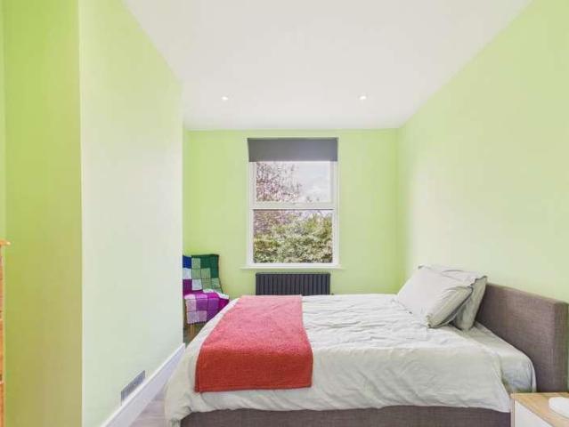 5 bed house for sale