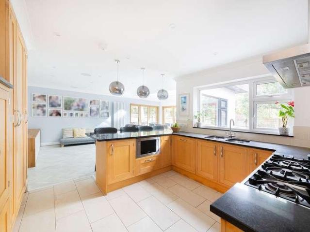 5 bed house for sale