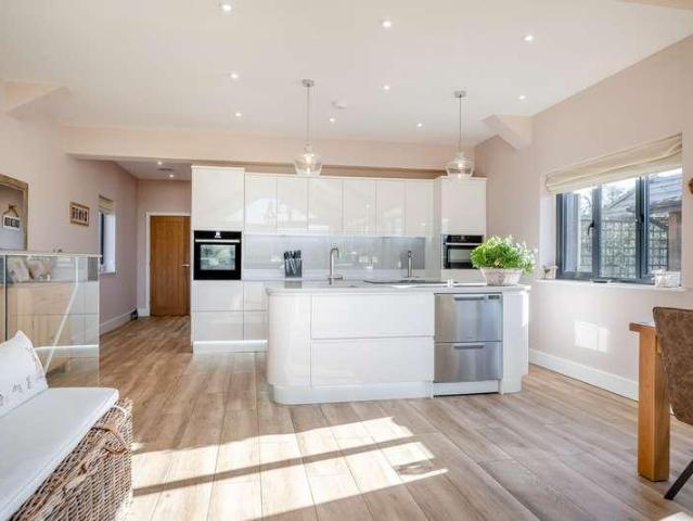 5 bed house for sale