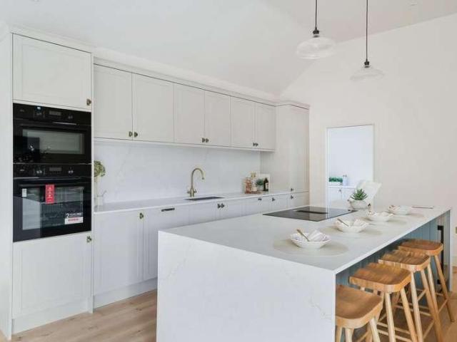 5 bed house for sale