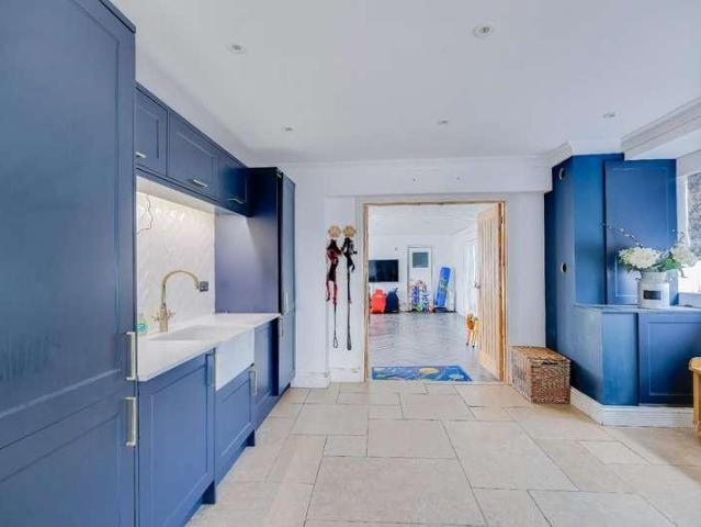 5 bed house for sale