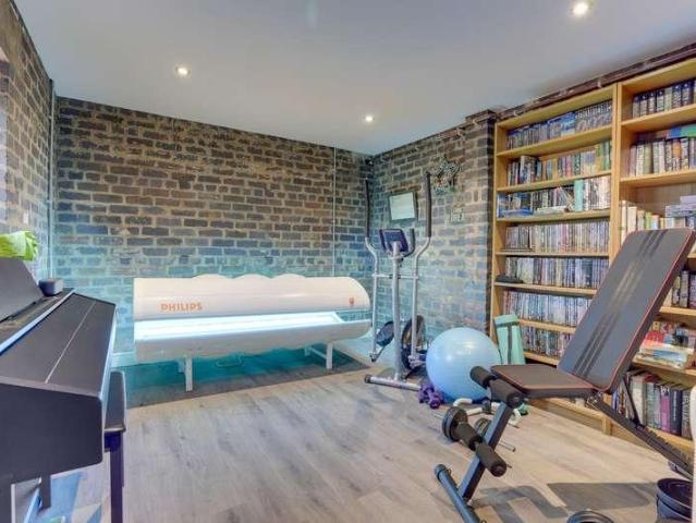 5 bed house for sale