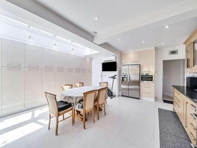 5 bed house for sale