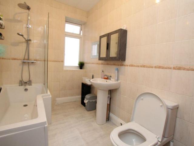 5 bed house for sale