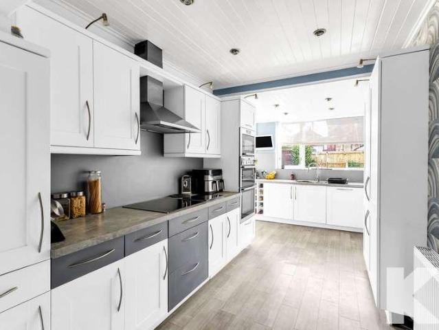 5 bed house for sale