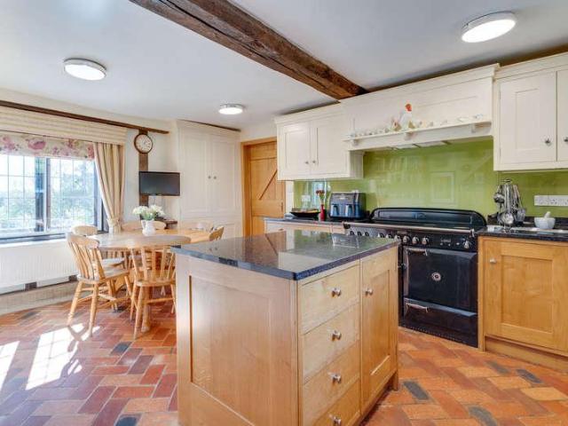 5 bed house for sale