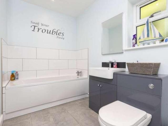5 bed house for sale
