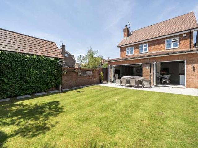 5 bed house for sale