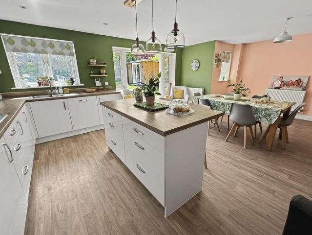 5 bed house for sale