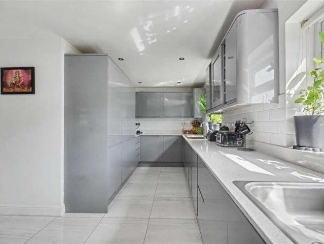 5 bed house for sale