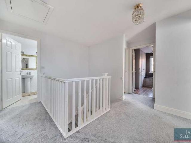 5 bed house for sale