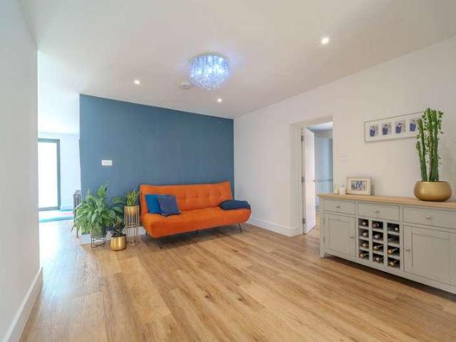 5 bed house for sale