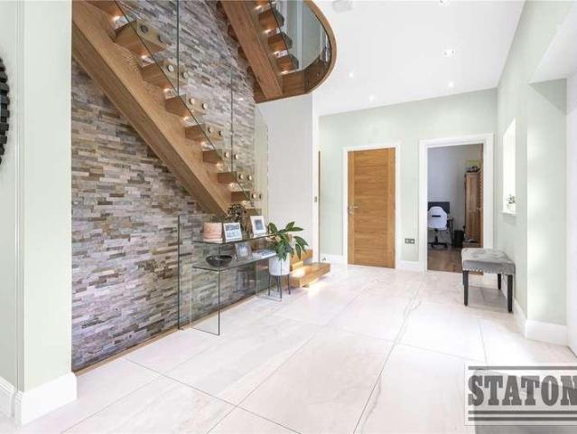 5 bed house for sale